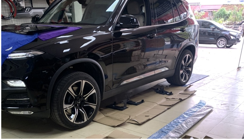 Bậc điện lên xuống Vinfast Lux SA2.0 